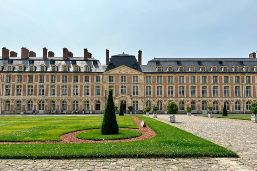 A Day Trip to the Chȃteau de Fontainebleau from Paris - Cafes and